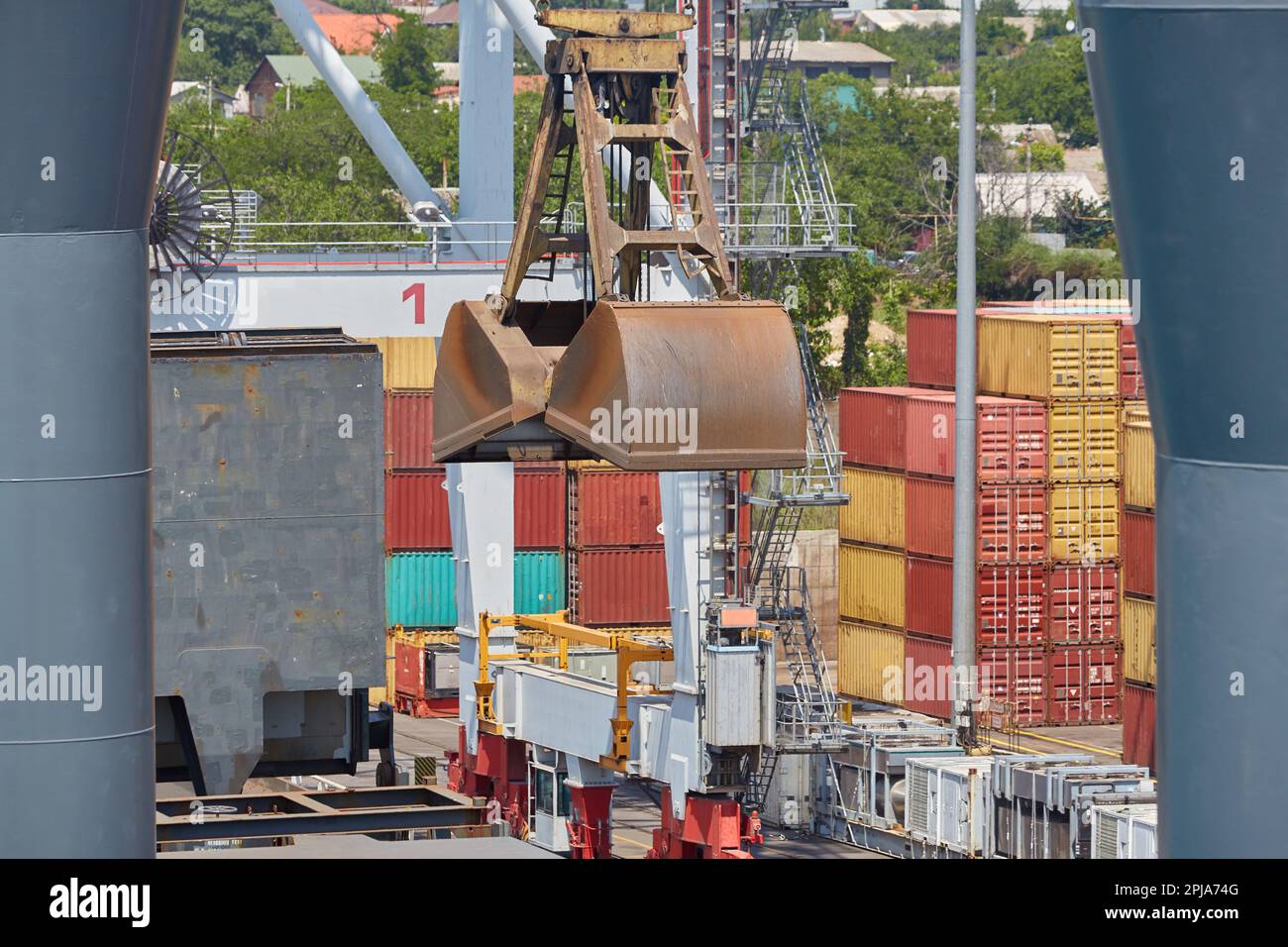 Eine Kranschaufel im Hafen über dem Bulkentransportdeck. Stockfoto