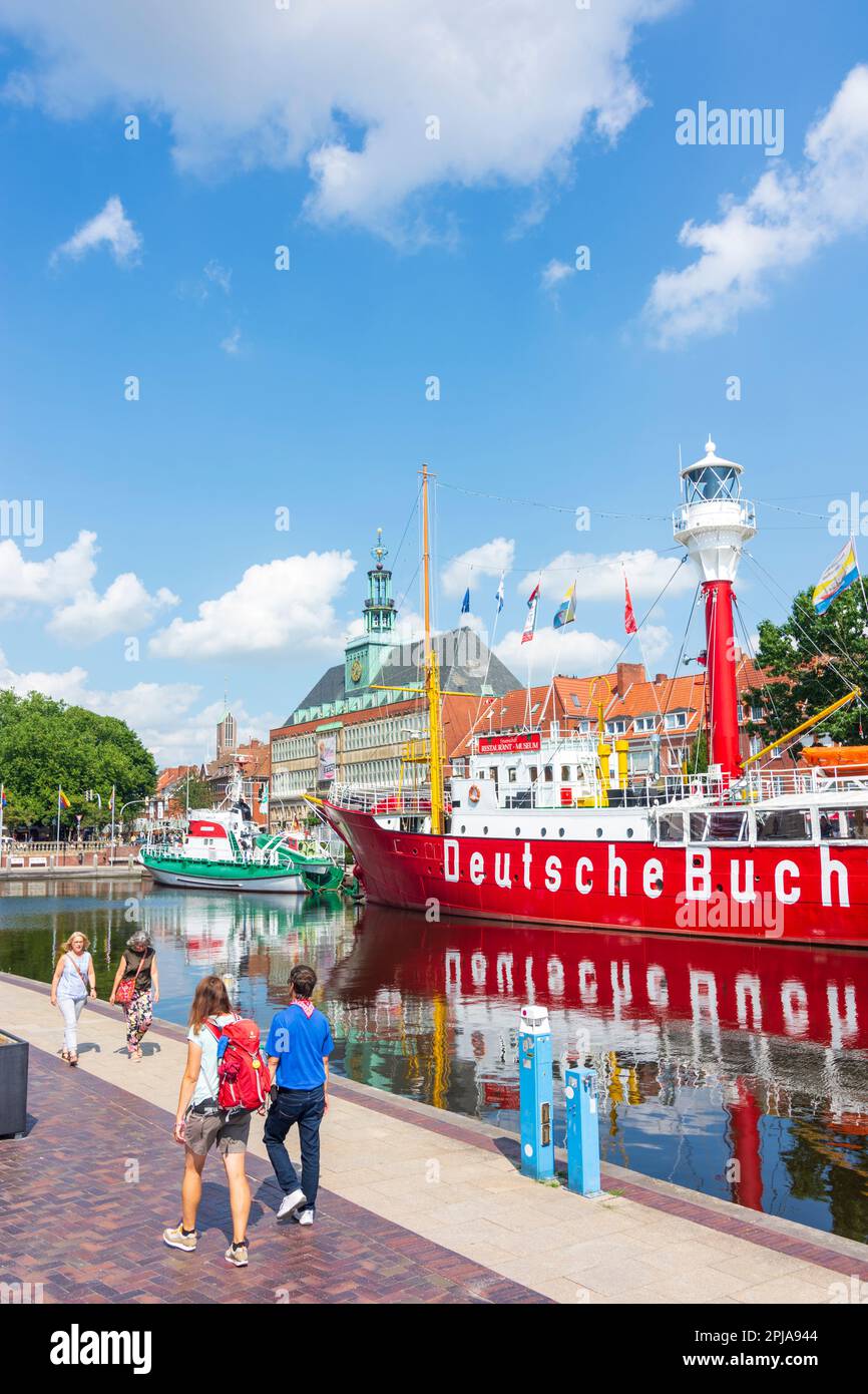 Emden: Hafen Ratsdelft, Rathaus, Schiff Lightship Amrumbank in Ostfriesland, Niedersachsen, Niedersachsen, Deutschland Stockfoto