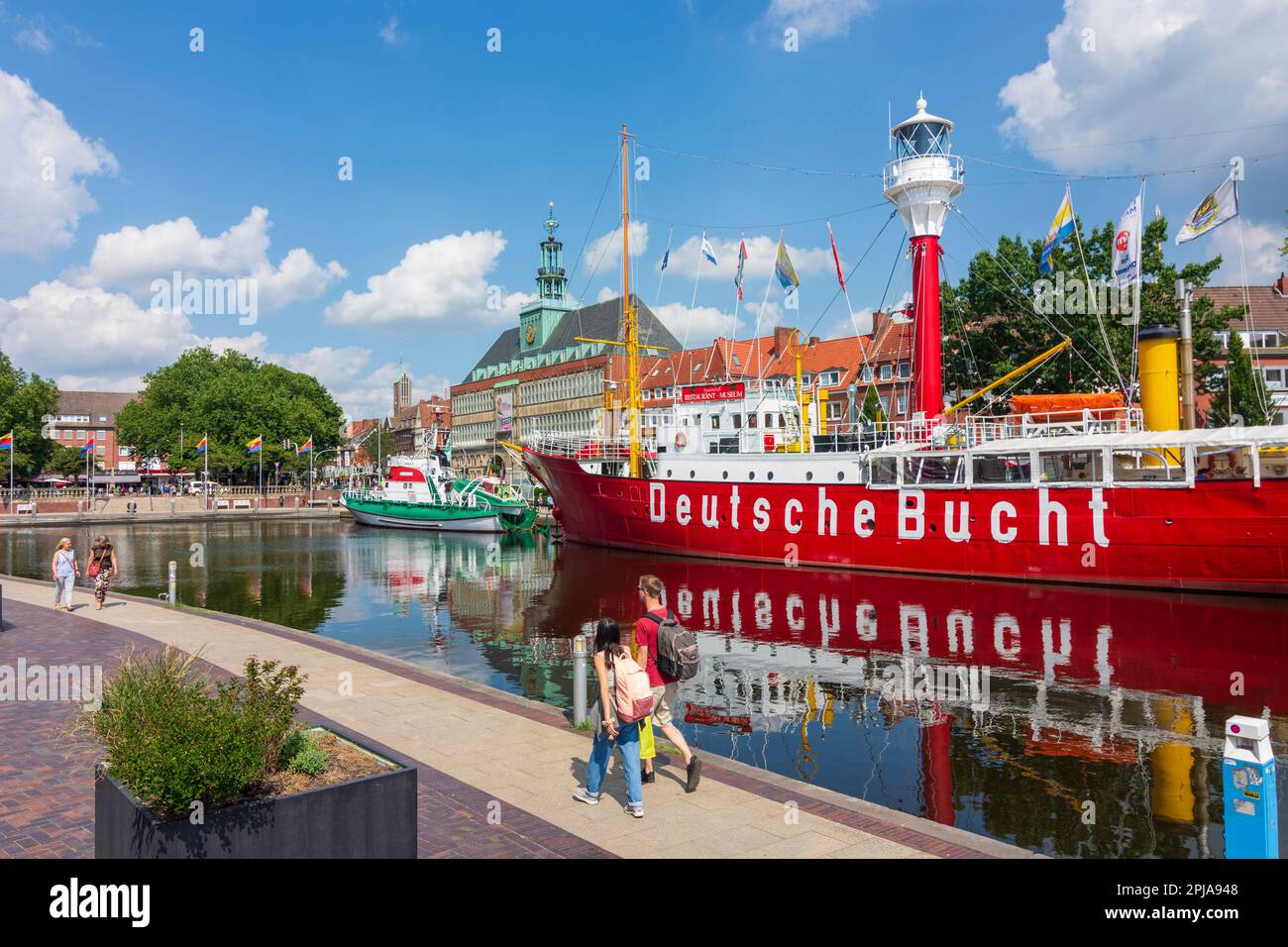 Emden: Hafen Ratsdelft, Rathaus, Schiff Lightship Amrumbank in Ostfriesland, Niedersachsen, Niedersachsen, Deutschland Stockfoto