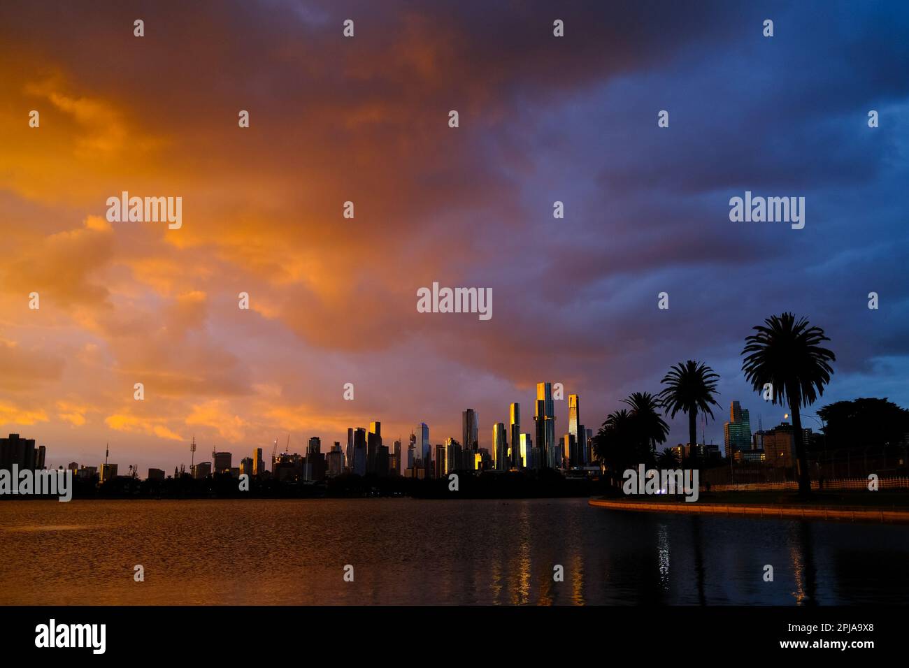 Albert Park, 1. April 2023 Ein atemberaubender Sonnenuntergang auf der Albert Park Street Circuit am Ende von Samstag Corleve/Alamy Live News Stockfoto