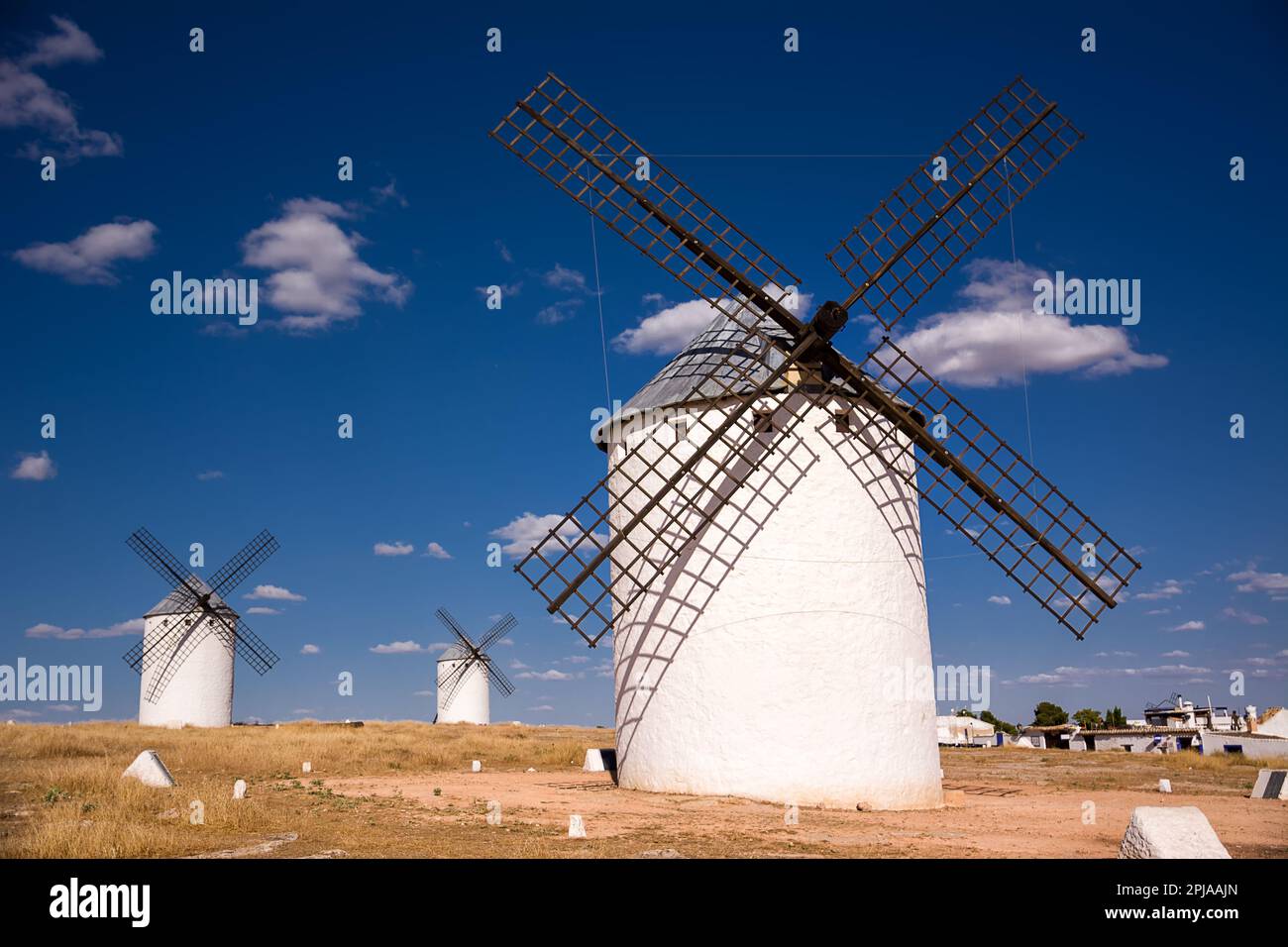 Antike Windmühlen in Campo de Criptana, Spanien, definiert in Cervantes' Don Quijote „die Riesen“ Stockfoto