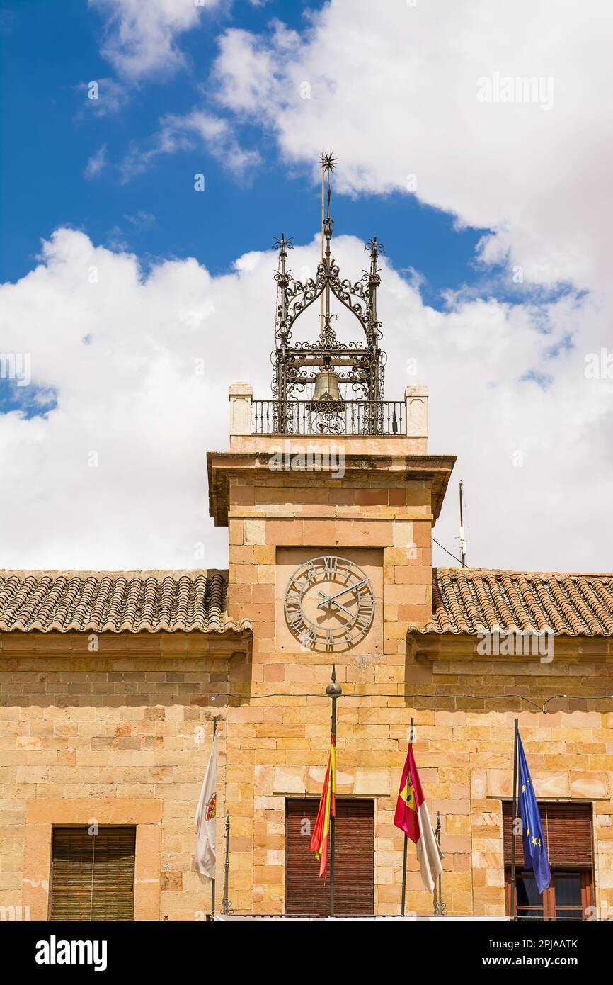 Turm der Gemeinde Almagro in Spanien, mit Glocke und Uhr Stockfoto