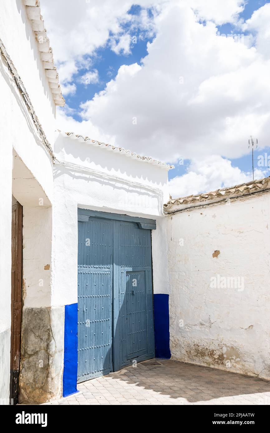 Blau lackierte Tür im Zentrum von El Toboso (Spanien) Stockfoto