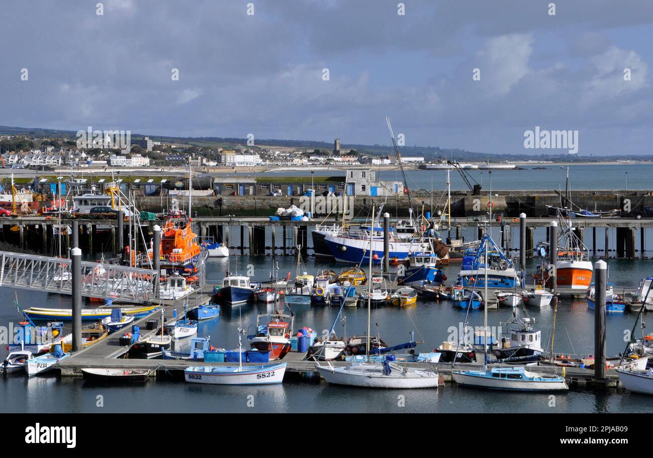 Blick auf den Hafen von Newlyn mit Penzance im Hintergrund. Newlyn hat eine große Fischereiflotte und auch eine Vielzahl von Vergnügungsbooten Stockfoto