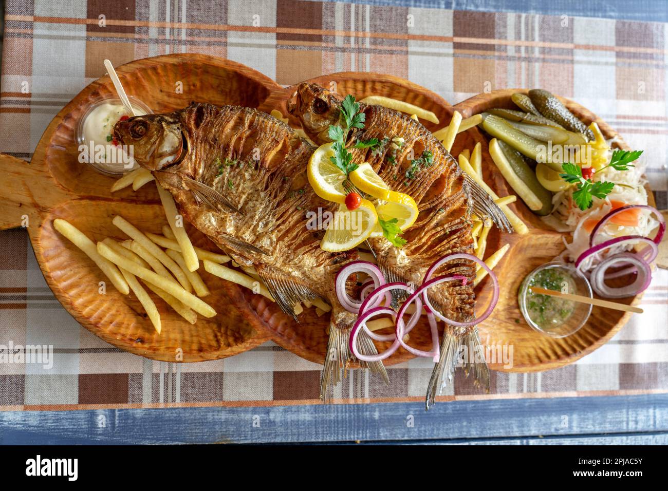 Gebratene traditionelle Brachfischplatte neben dem Balaton in Szigliget Ungarn. Stockfoto
