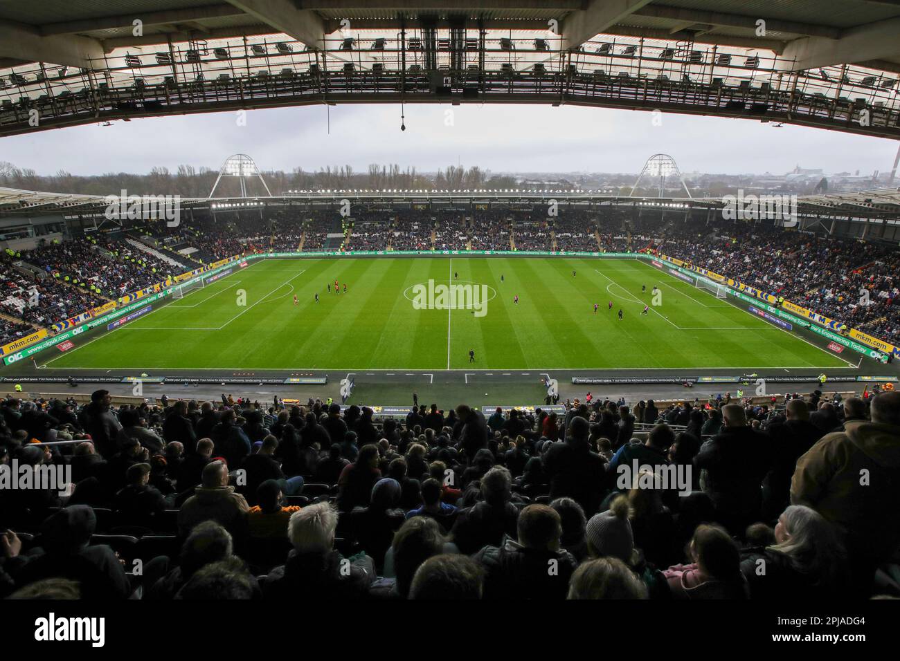 Hull, UK. 01. April 2023. Der Westen steht in der Halbzeit oben, da das MKM Stadium beim Sky Bet Championship-Spiel Hull City gegen Rotherham United am 1. April 2023 im MKM Stadium, Hull, Großbritannien, am 4. April 2023 (Foto von James Heaton/News Images) in Hull, Großbritannien, am./1. April die größte Teilnehmerzahl seit sechs Jahren zu verzeichnen hat. (Foto: James Heaton/News Images/Sipa USA) Guthaben: SIPA USA/Alamy Live News Stockfoto