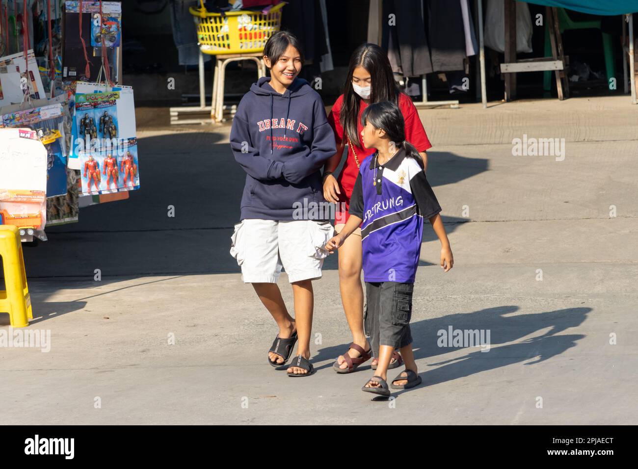 SAMUT PRAKAN, THAILAND, FEBRUAR 02 2023, Eine Gruppe fröhlicher Mädchen läuft auf der Straße Stockfoto