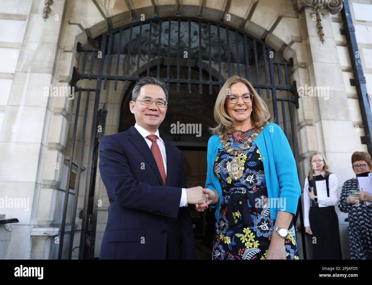 (230401) -- BELFAST, 1. April 2023 (Xinhua) -- chinesischer Botschafter im Vereinigten Königreich (UK) Zheng Zeguang (L) trifft sich mit der Oberbürgermeisterin des Stadtrates von Belfast Christina Black am 27. März 2023 in Belfast, Nordirland, Vereinigtes Königreich. ZU „Roundup: N. irische Beamte, Akademiker erwarten stärkere Beziehungen zu China“ (Xinhua/Li Ying) Stockfoto