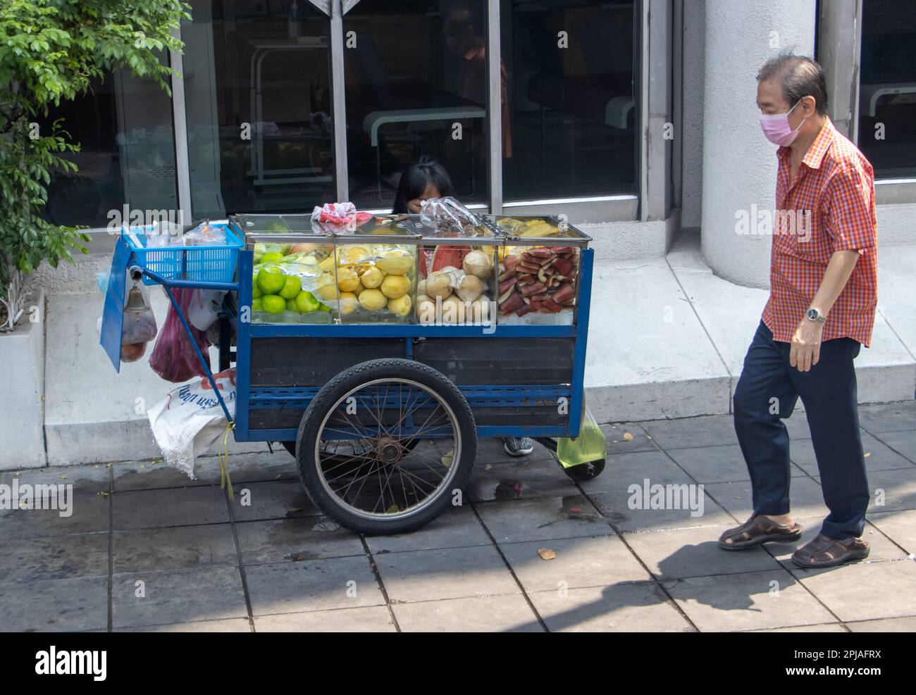 BANGKOK, THAILAND, MÄRZ 06 2023, Verkauf von gekühltem frischem Obst auf der Straße von Bangkok Stockfoto