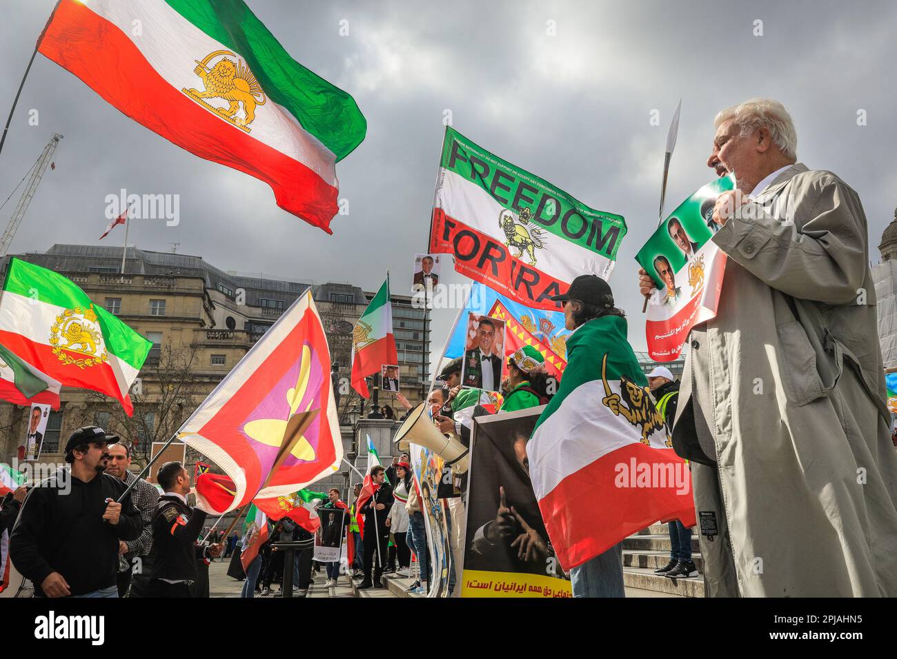 London, Großbritannien. 01. April 2023. Demonstranten und Aktivisten verschiedener iranischer Organisationen, darunter die Bewegung Frau, Leben, Freiheit, haben sich versammelt, um gegen das iranische Regime zu protestieren, und es wurden weiterhin Menschenrechtsverletzungen im Land für die Solidarität mit iranischen Frauen und für das Verbot der IRGC, der iranischen Revolutionsgarde, begangen. Kredit: Imageplotter/Alamy Live News Stockfoto