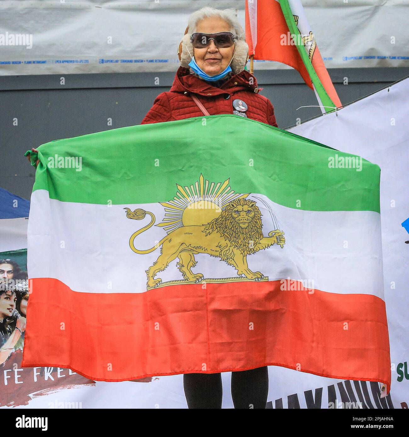 London, Großbritannien. 01. April 2023. Demonstranten und Aktivisten verschiedener iranischer Organisationen, darunter die Bewegung Frau, Leben, Freiheit, haben sich versammelt, um gegen das iranische Regime zu protestieren, und es wurden weiterhin Menschenrechtsverletzungen im Land für die Solidarität mit iranischen Frauen und für das Verbot der IRGC, der iranischen Revolutionsgarde, begangen. Kredit: Imageplotter/Alamy Live News Stockfoto