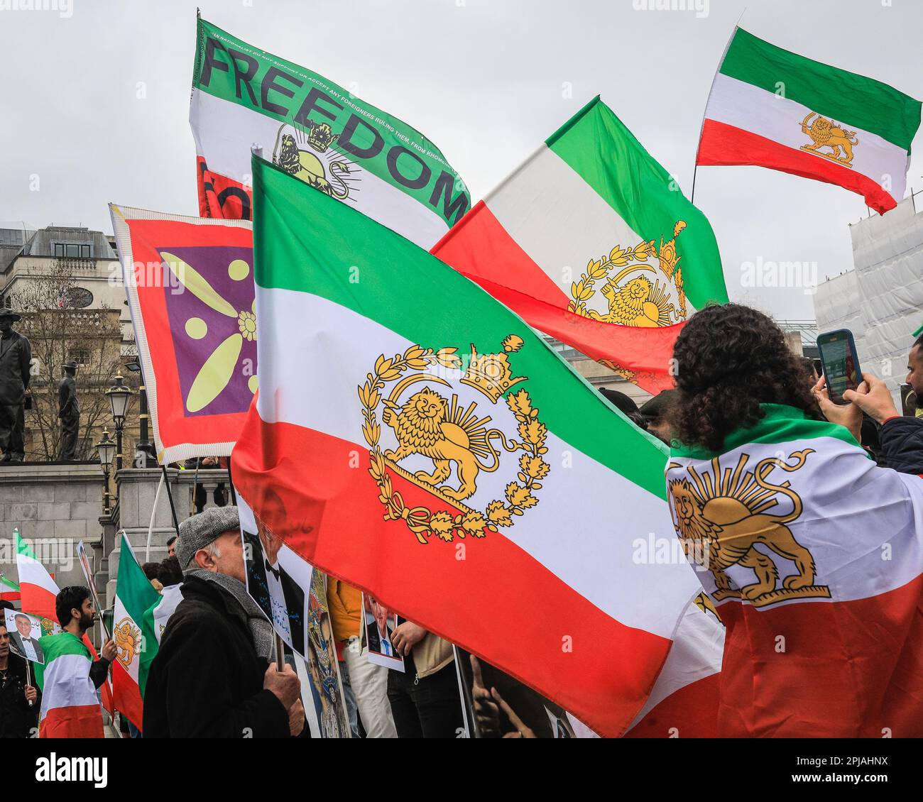 London, Großbritannien. 01. April 2023. Demonstranten und Aktivisten verschiedener iranischer Organisationen, darunter die Bewegung Frau, Leben, Freiheit, haben sich versammelt, um gegen das iranische Regime zu protestieren, und es wurden weiterhin Menschenrechtsverletzungen im Land für die Solidarität mit iranischen Frauen und für das Verbot der IRGC, der iranischen Revolutionsgarde, begangen. Kredit: Imageplotter/Alamy Live News Stockfoto