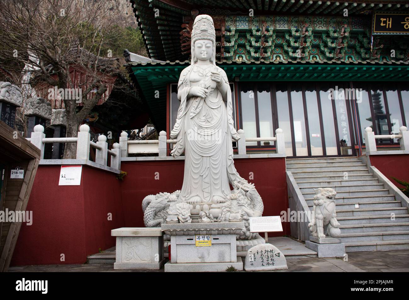 Quan Yin oder Kuan Yin chinesische Göttin Statue für koreaner Reisende besuchen Respekt beten Segen Wunsch Heilige Gottheit Mystik in Sanbangsa Te Stockfoto