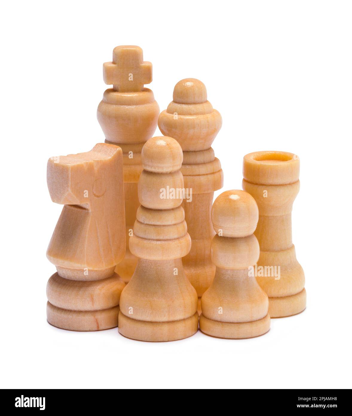 Schachfiguren aus Holz, die auf White ausgeschnitten wurden. Stockfoto