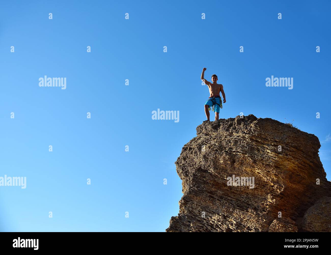 Kletterer Hebt Hand Auf Dem Gipfel Des Berges. Erfolgskonzept Stockfoto