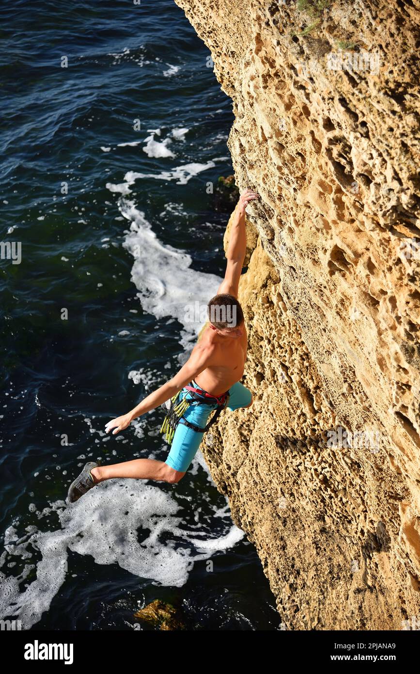 Ein extremer Kletterer, der auf einem Felsen gefangen wurde Stockfoto