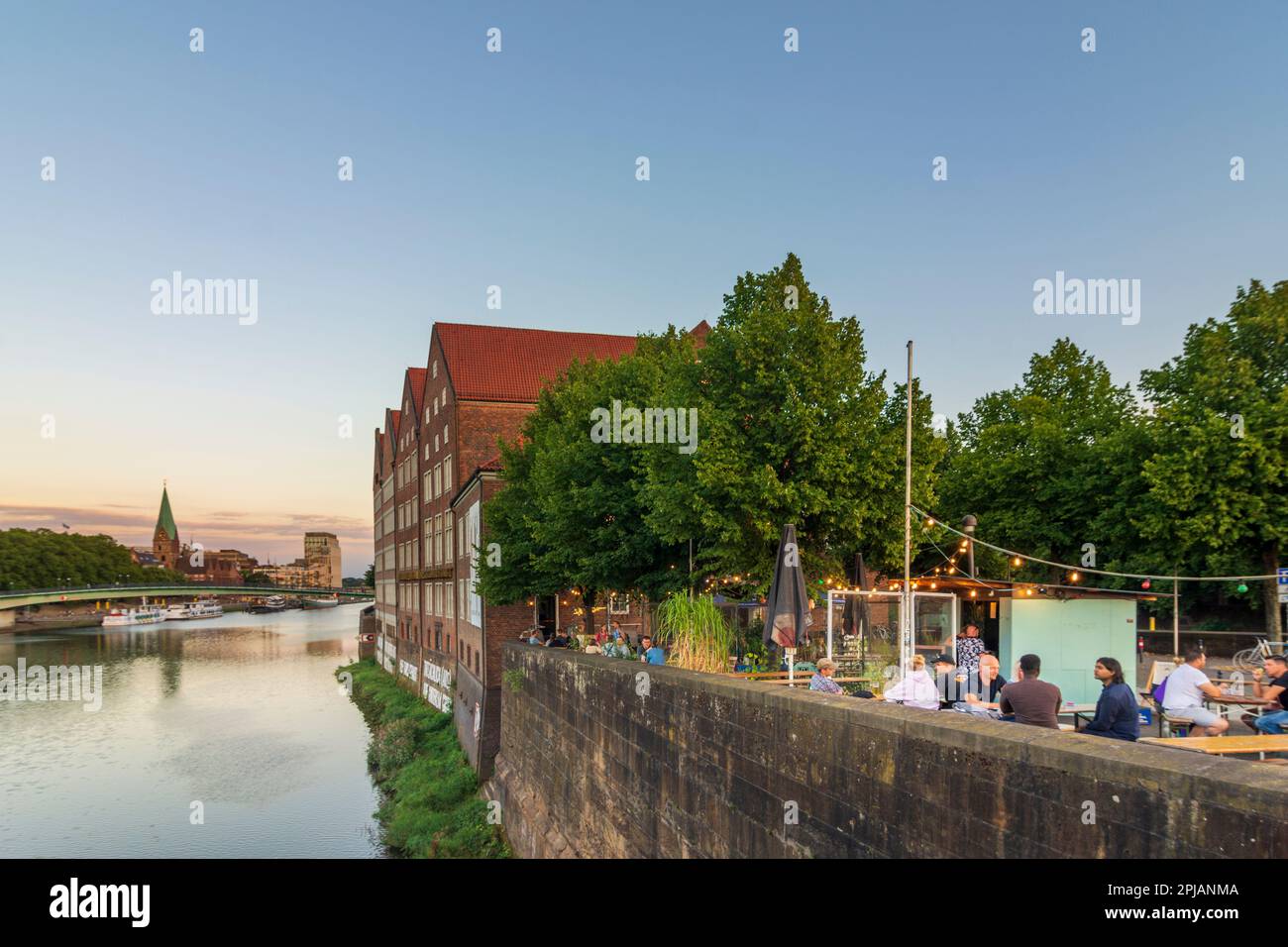 Bremen: Weser, Halbinsel Teerhof, Weserburger Museum für moderne Kunst, Freiluftrestaurant in Bremen, Deutschland Stockfoto