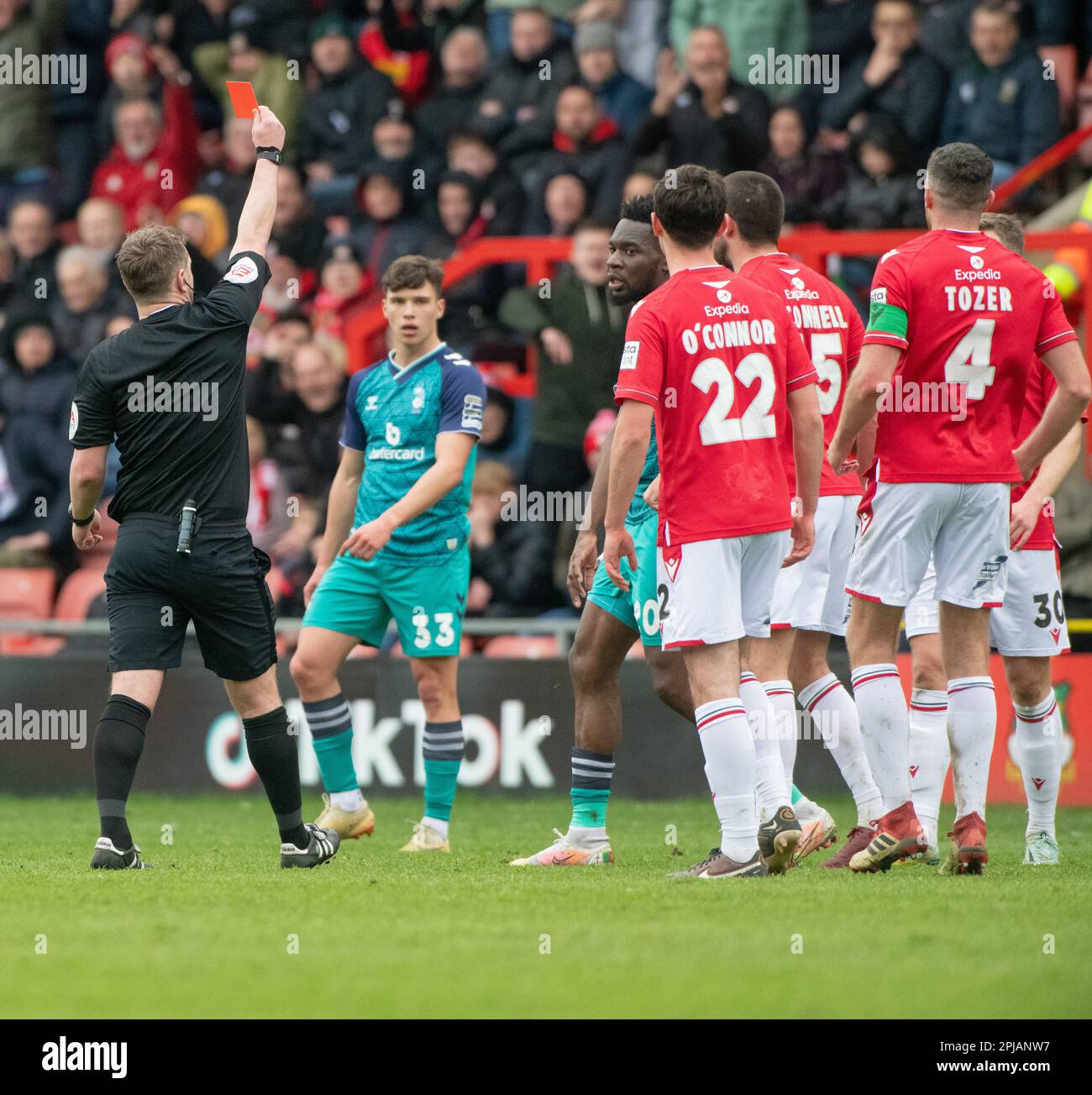 Wrexham, Wrexham County Borough, Wales. 1. April 2023 Oldhams Mike Fondop ging während des Wrexham Association Football Club V Oldham Athletic Association Football Club auf dem Rennplatz in die Vanarama National League. (Bild: ©Cody Froggatt/Alamy Live News) Stockfoto