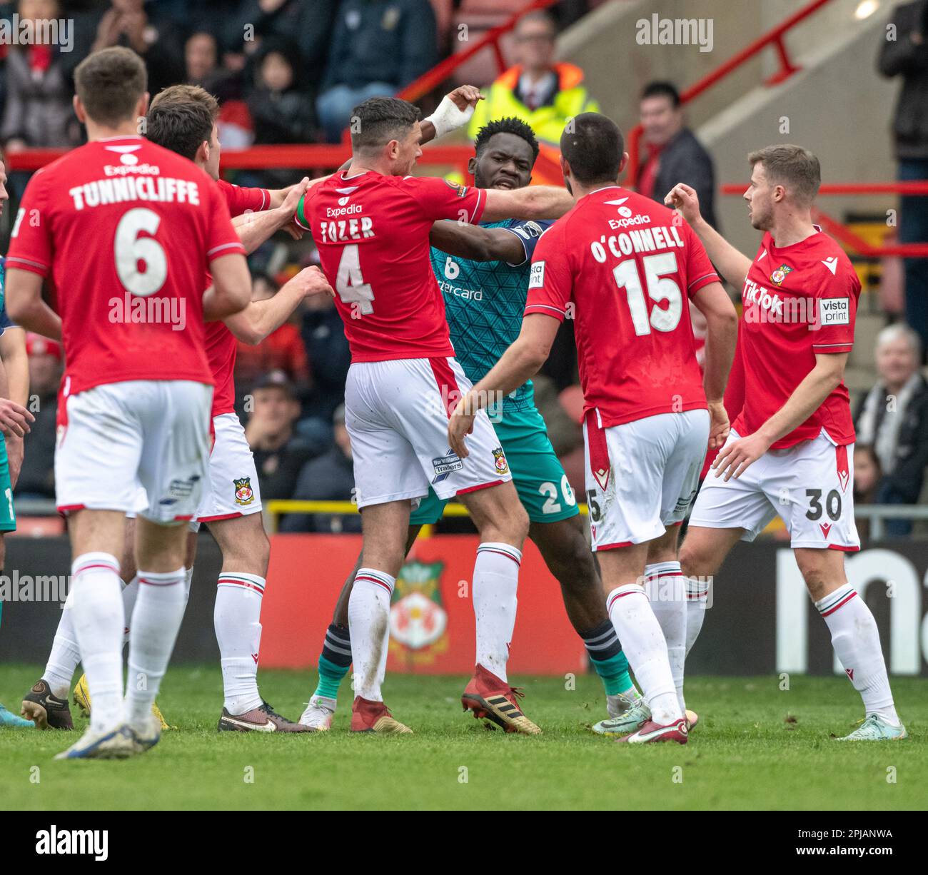 Wrexham, Wrexham County Borough, Wales. 1. April 2023 Oldhams Mike Fondop- und Wrexham-Spieler drängen während des Wrexham Association Football Club V Oldham Athletic Association Football Club auf dem Rennplatz in die Vanarama National League. (Bild: ©Cody Froggatt/Alamy Live News) Stockfoto