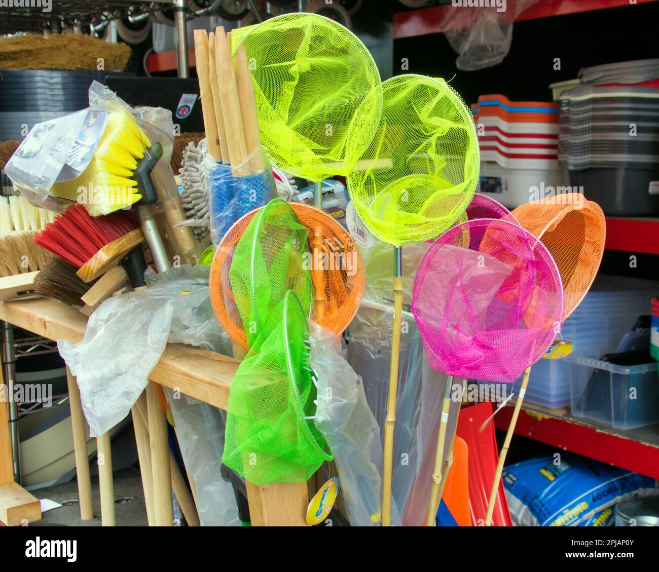 Kinderspielzeug Fischernetze für Minnows in einem Eisenmontagegeschäft vor dem Laden Stockfoto