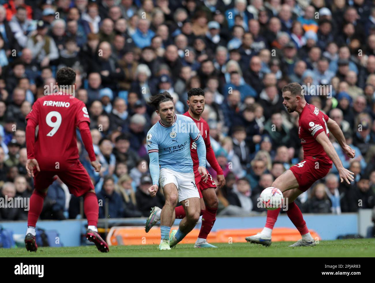 Etihad Stadium, Manchester, Großbritannien. 1. April 2023. Premier League Football, Manchester City gegen Liverpool; Jack Grealish von Manchester City passt den Ball unter dem Druck von Roberto Firmino, Alex Oxlade-Chamberlain und Jordan Henderson von Liverpool Credit: Action Plus Sports/Alamy Live News Stockfoto