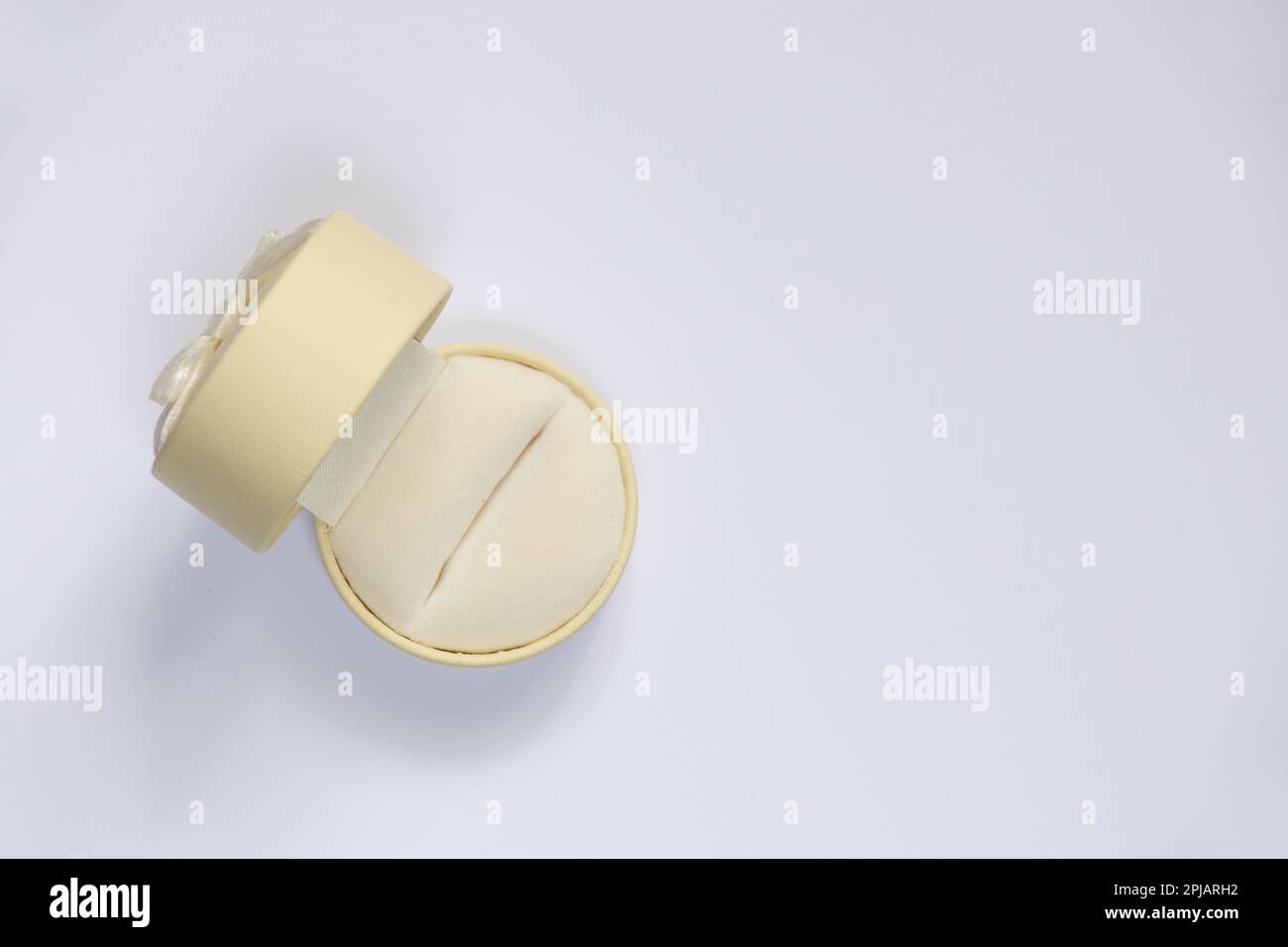 Geschenkbox mit Schleife auf weißem Hintergrund für Ring Stockfoto