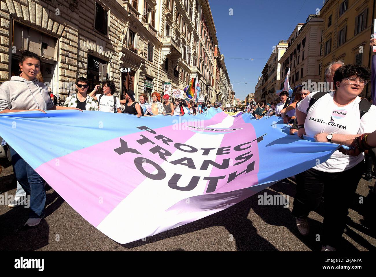 Während des Transgender Day of Visibility in Rom (Italien) tragen Demonstranten eine riesige Transgender-Flagge. Stockfoto