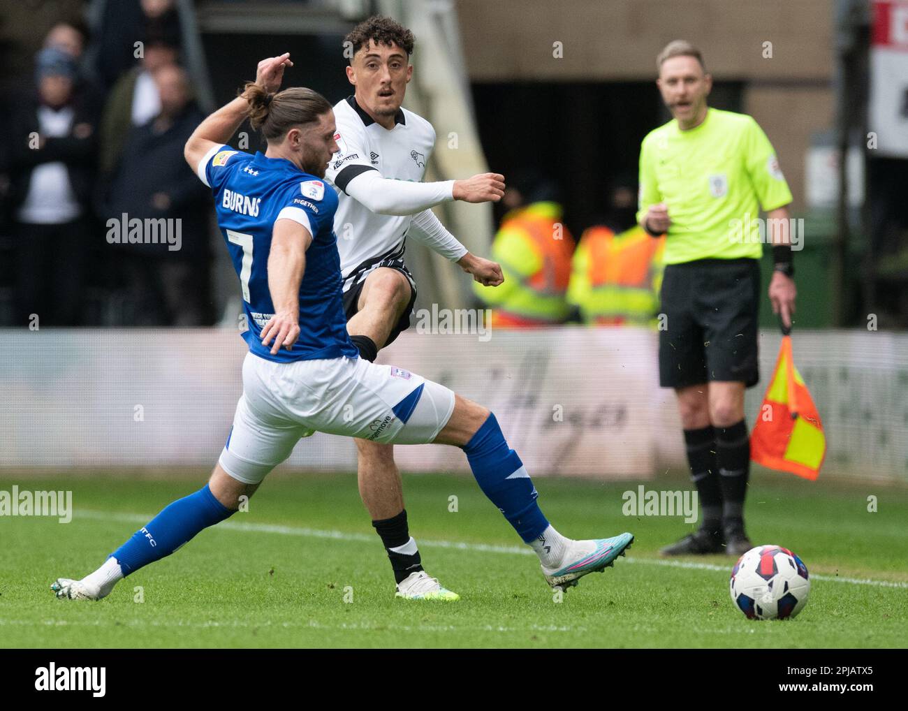 Derby County Football Team gegen Ipswich Town FC am 01. April 2023 im Pride Park Stadium in Derby, Großbritannien. Wes Burns (Ipswich Town) und Haydon Roberts (Derby County) kämpfen um den Ball im Pride Park Stadium, Derby, Großbritannien Guthaben: Mark Dunn/Alamy Live News Stockfoto