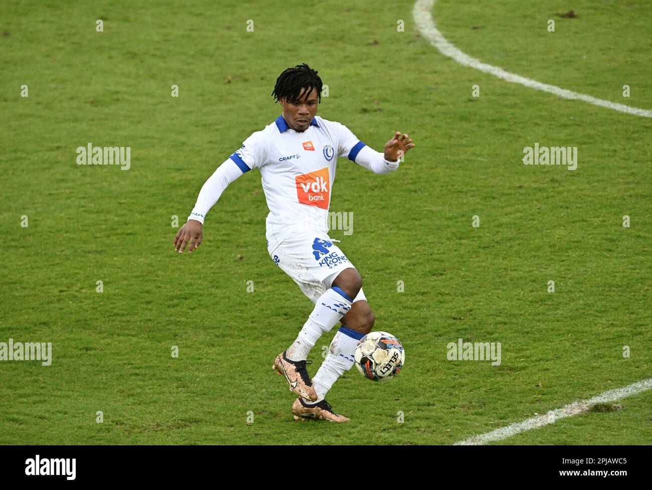 Seraing, Belgien. 01. April 2023. Gents Geschenk Emmanuel Orban kontrolliert den Ball während eines Fußballspiels zwischen RFC Seraing und KAA Gent, Samstag, den 01. April 2023 in Seraing, am 31. Tag der ersten Liga der „Jupiler Pro League“ 2022-2023 der belgischen Meisterschaft. BELGA FOTO JOHN THYS Kredit: Belga News Agency/Alamy Live News Stockfoto
