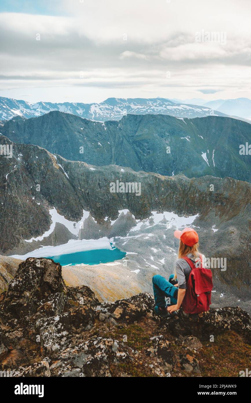 Rucksacktouristin mit Blick auf den Bergsee in Norwegen Wandern im Freien Reise Abenteuer gesunde Lebensweise Reise Aktivurlaub Öko Tourismus Stockfoto