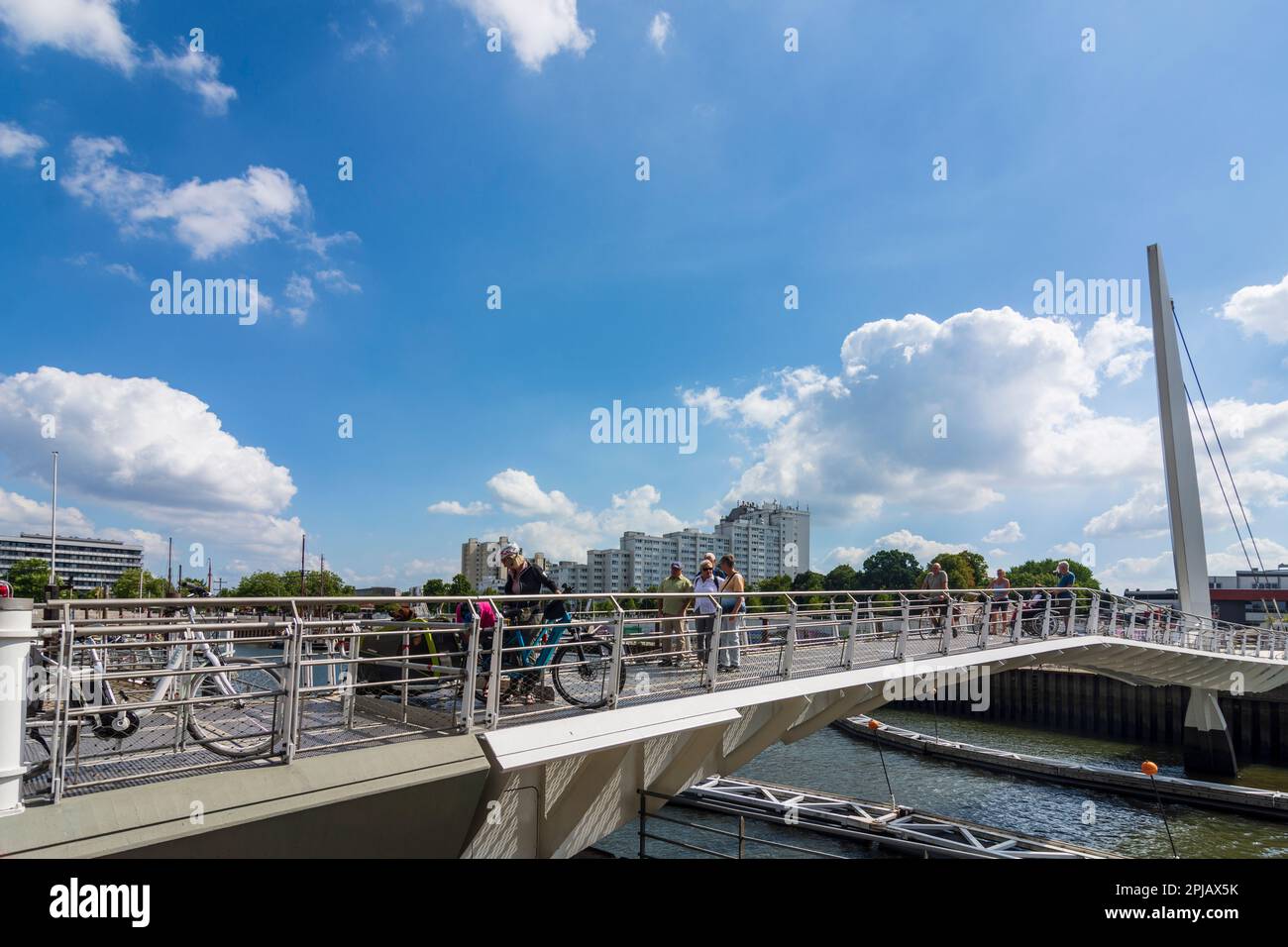 Bremen: Vegesacker-Hafen, Boote, Fußgängerbrücke über das Hafenbecken in Bremen, Deutschland Stockfoto