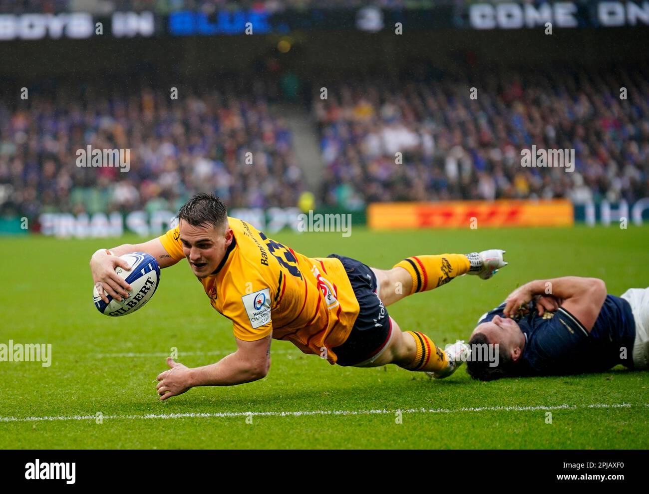 James Hume von Ulster Rugby erzielt den ersten Versuch seiner Seite