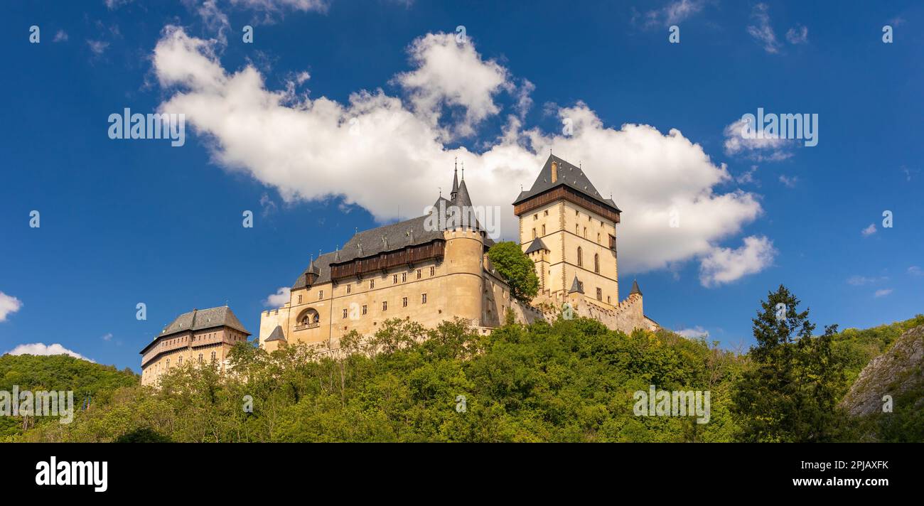 KARLSTEJN, TSCHECHISCHE REPUBLIK, EUROPA - Schloss Karlstejn in Böhmen. Stockfoto