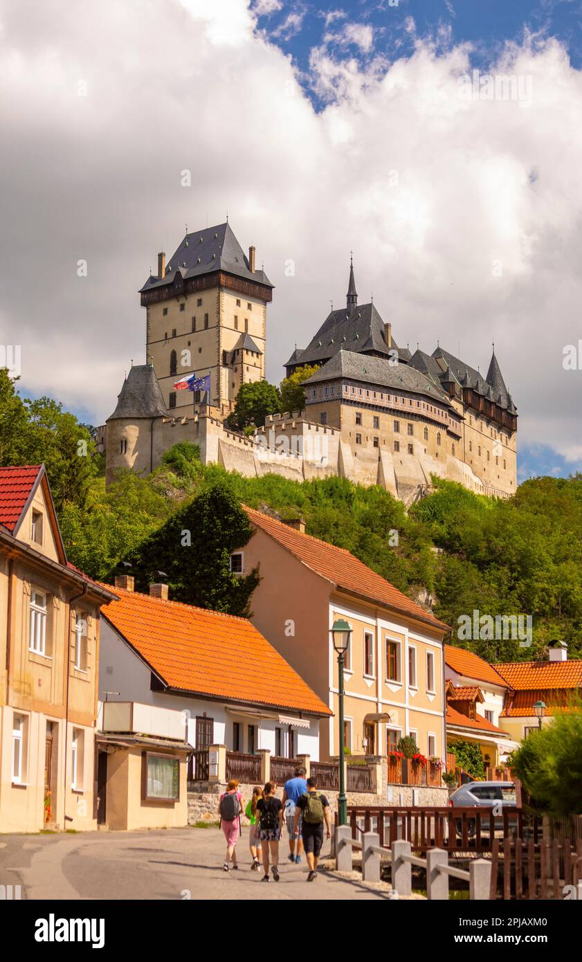 KARLSTEJN, TSCHECHISCHE REPUBLIK, EUROPA - Touristen besuchen Schloss Karlstejn in Böhmen. Stockfoto