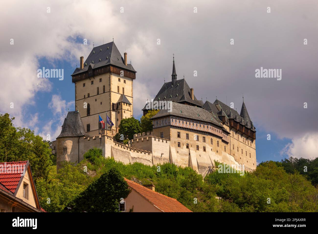 KARLSTEJN, TSCHECHISCHE REPUBLIK, EUROPA - Schloss Karlstejn in Böhmen. Stockfoto