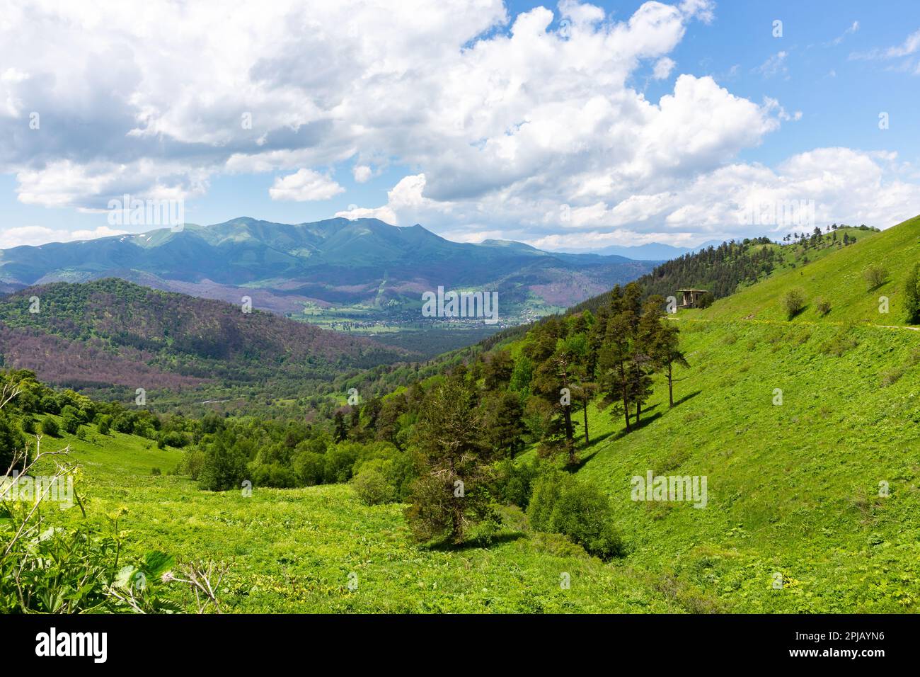 Landschaft der Trialeti (Kaukasus) Berge mit der M-20 Straße zum Tskhratskaro Pass und der alten Bakuriani Skilift, üppig grünen Bergen und Grasland Stockfoto