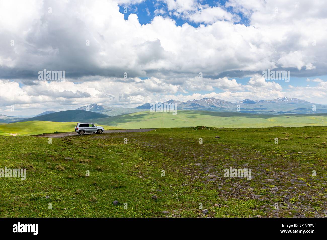 Fahrt im Geländewagen auf der M-20, gewundene Schotterstraße in Richtung Tskhratskaro Pass, Georgia, Javakheti Plateau mit alten, ruhenden Vulkanen und Bergen. Stockfoto