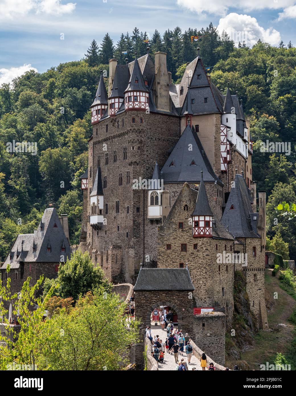Blick auf das Eltzer Schloss (Burg Eltz), ein berühmtes Touristendenkmal in der Moselregion und eines der schönsten Schlösser Deutschlands Stockfoto