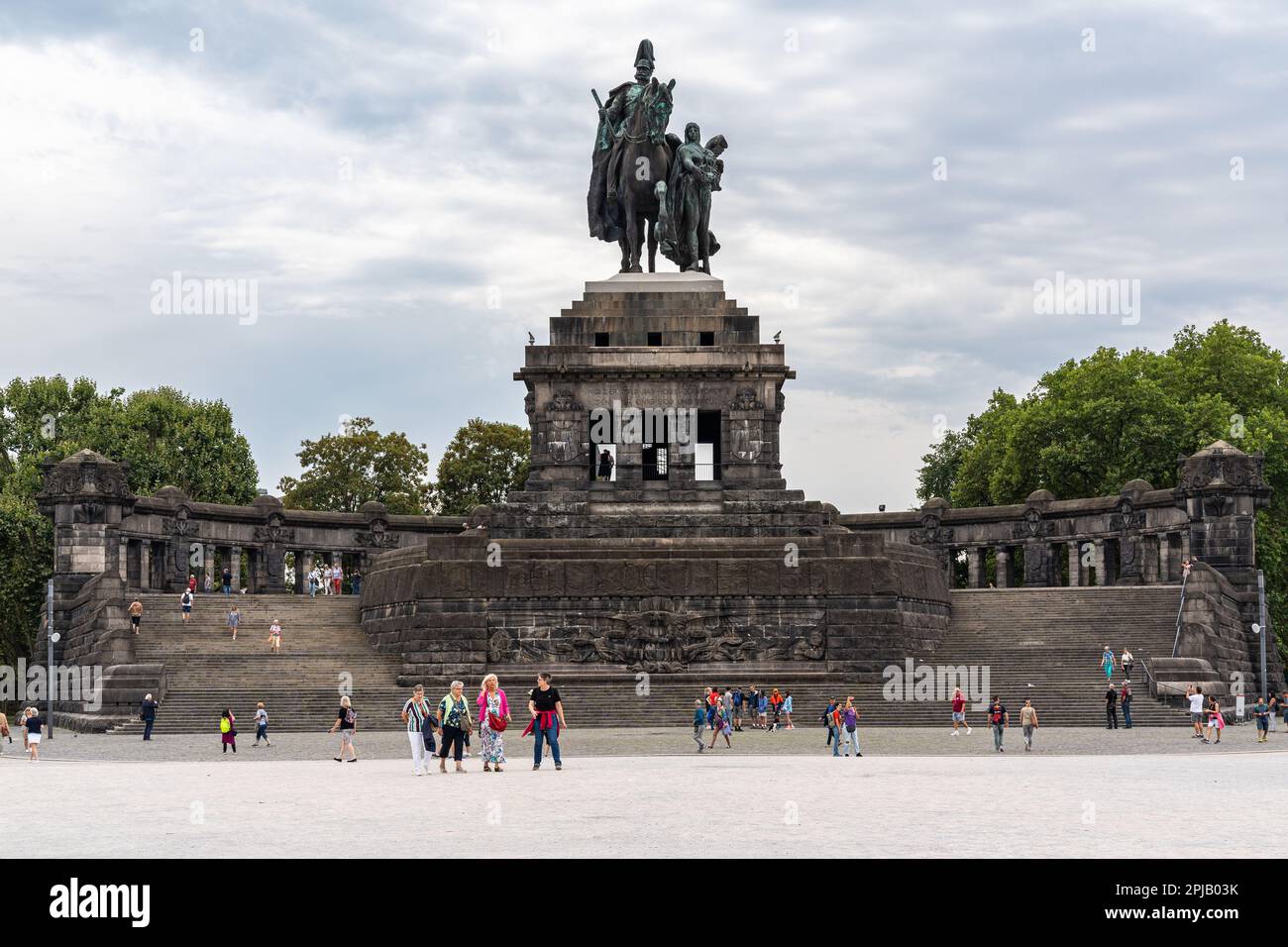 Koblenz, Deutschland, 2022. August. Der Deutsche Eck (Deutsche Ecke) mit der monumentalen Reiterstatue von Wilhelm I., einem berühmten Wahrzeichen von Koblenz Stockfoto