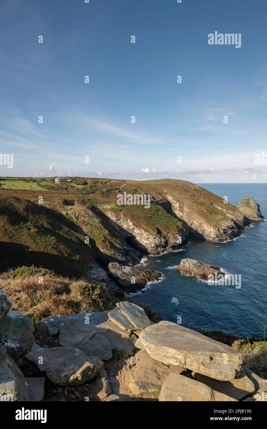 Die zerklüftete Küste von Nord-Cornwall am South West Coast Path in der Nähe von Tintagel, England, Großbritannien Stockfoto