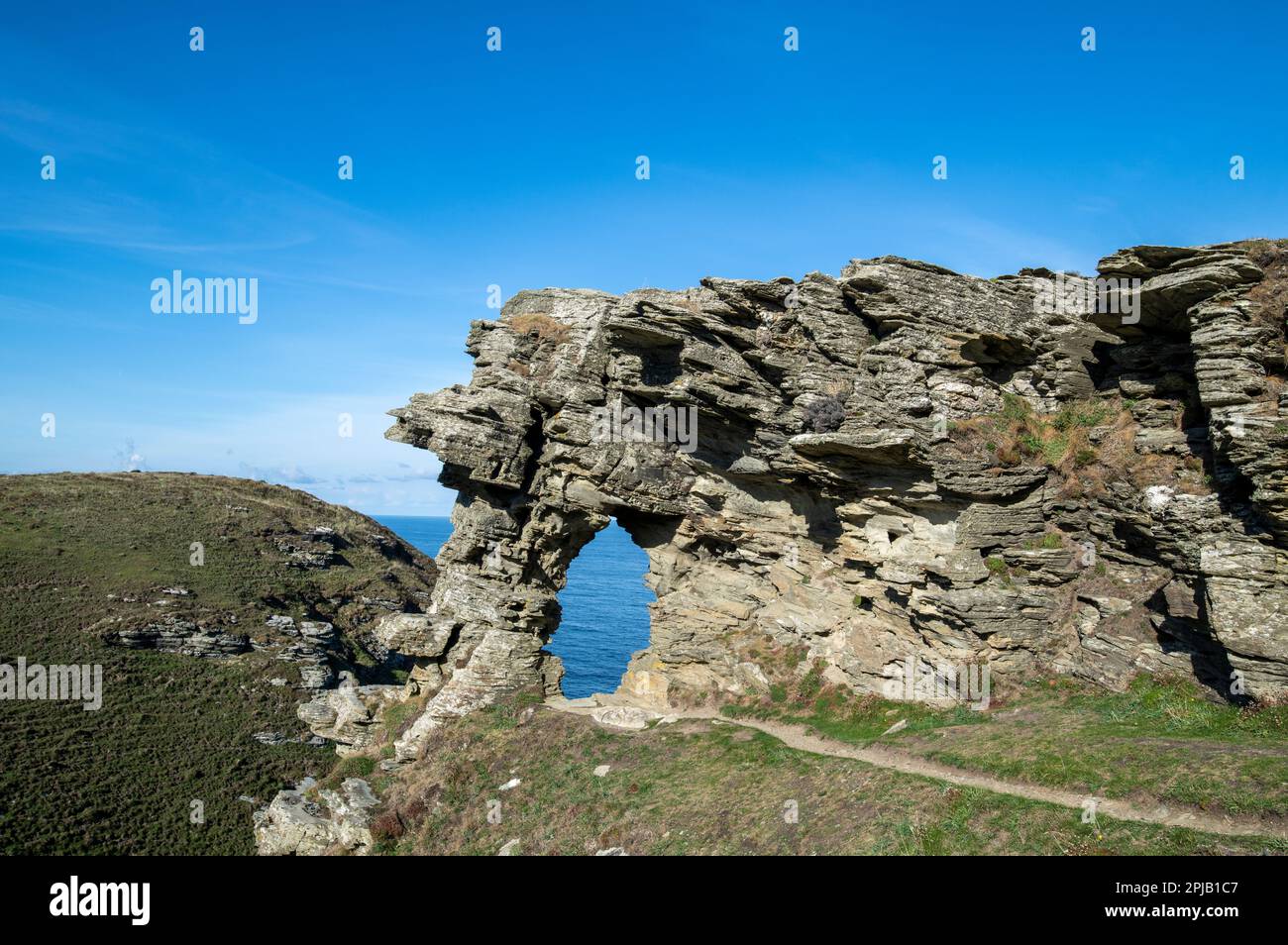 Die natürlichen Felsbogen lokal bekannt als Damen-Fenster auf dem South West Coast Path in der Nähe von Boscastle in Nord Cornwall, England, UK Stockfoto