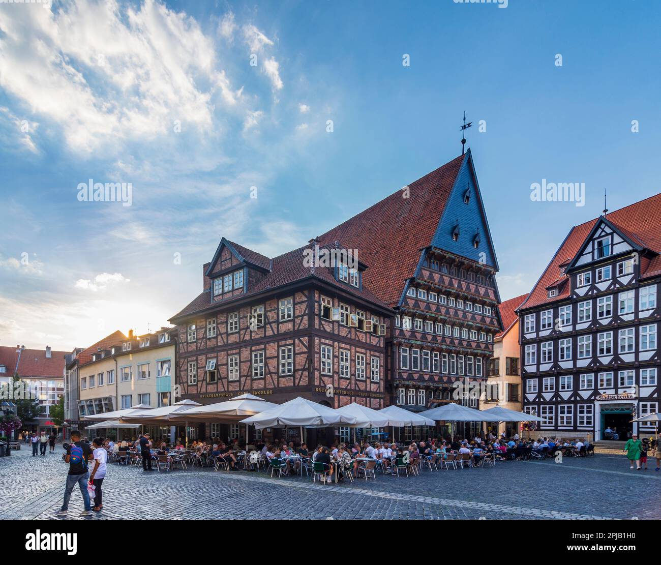 Hildesheim: Marktplatz, Bäckeramtshaus, Knochenhaueramtshaus, Freiluftrestaurant, Fachwerkhäuser, Stockfoto