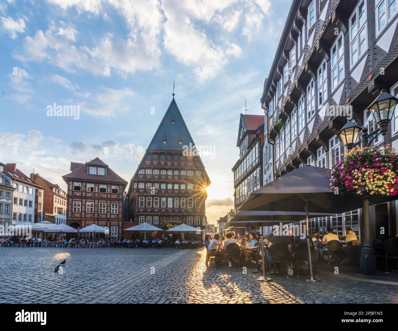 Hildesheim: Marktplatz, Bäckeramtshaus, Knochenhaueramtshaus, Restaurant Gildehaus (rechts), Freiluft-Res Stockfoto