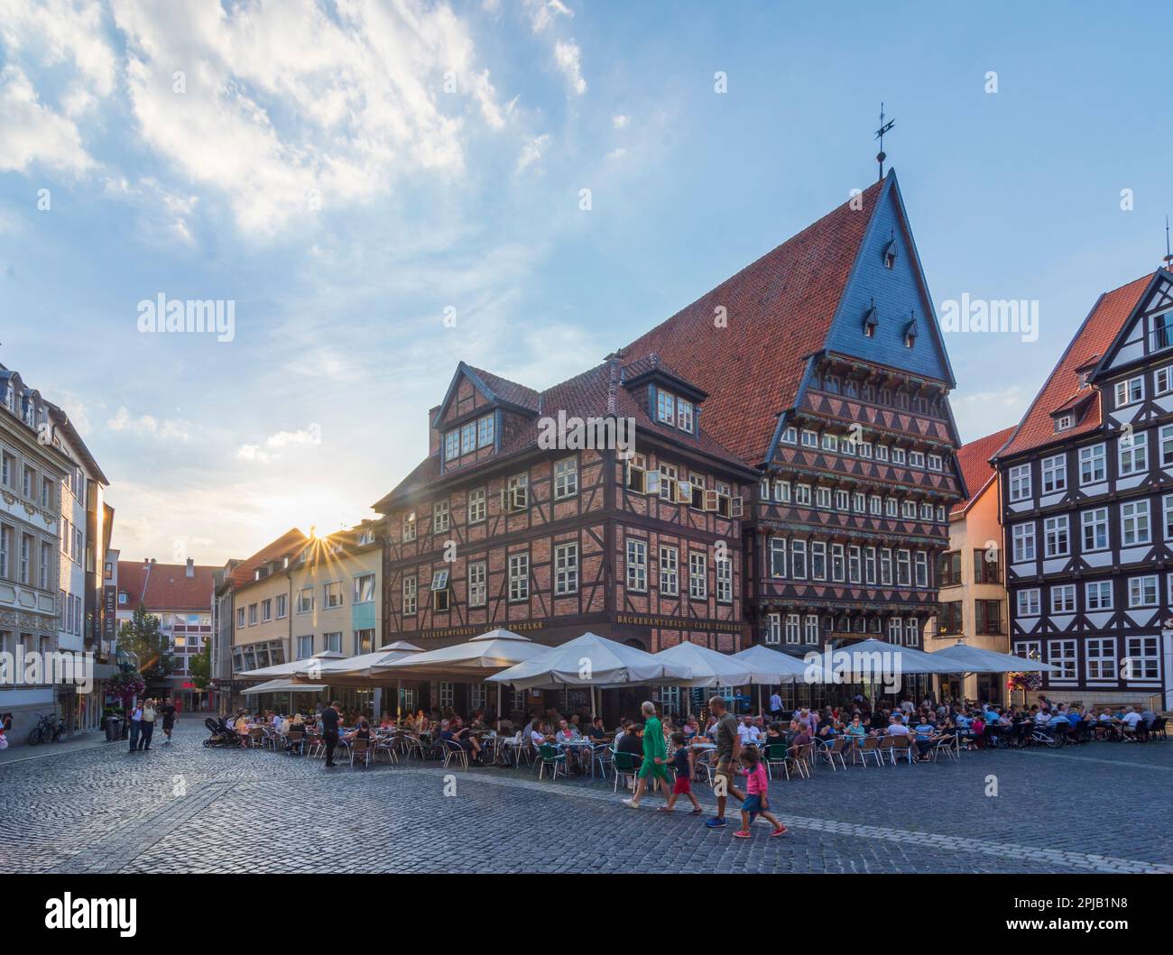 Hildesheim: Marktplatz, Bäckeramtshaus, Knochenhaueramtshaus, Freiluftrestaurant, Fachwerkhäuser, Stockfoto