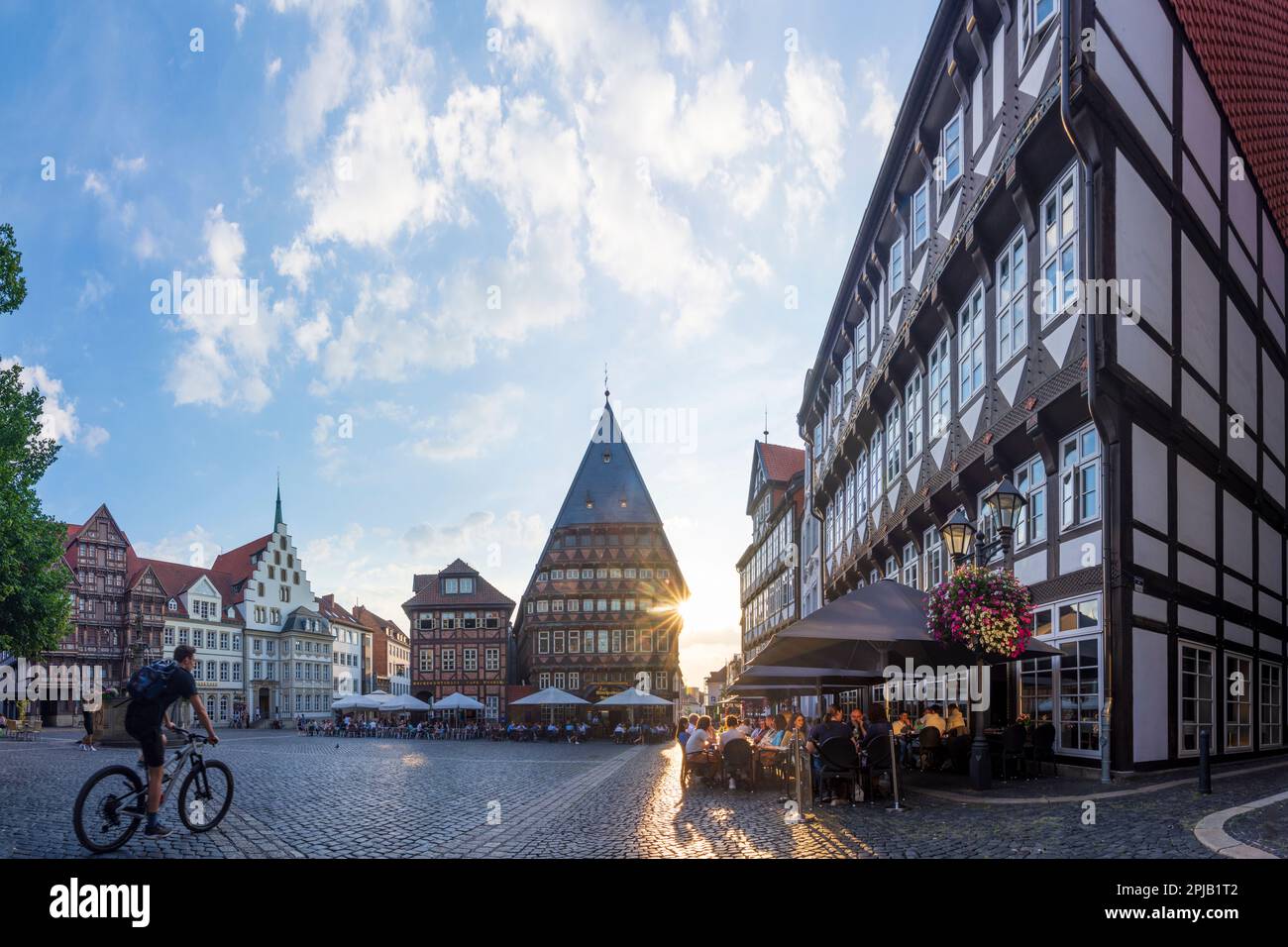 Hildesheim: Marktplatz, Bäckeramtshaus, Knochenhaueramtshaus, Restaurant Gildehaus (rechts), Freiluft-Res Stockfoto