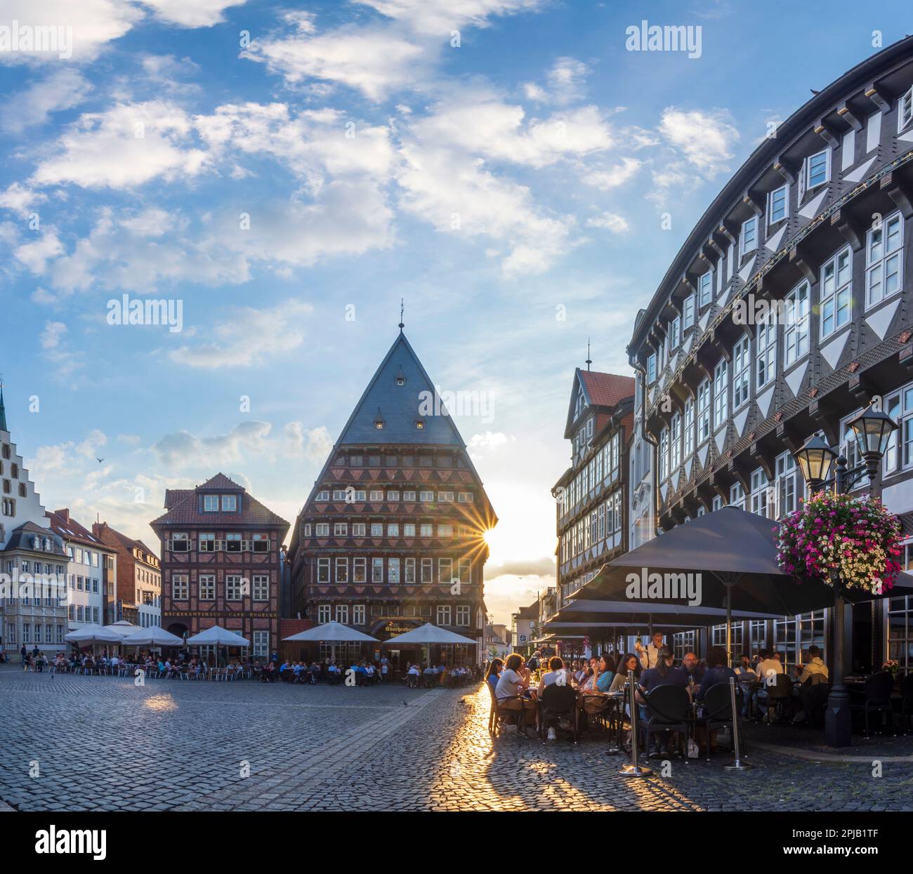 Hildesheim: Marktplatz, Bäckeramtshaus, Knochenhaueramtshaus, Restaurant Gildehaus (rechts), Freiluft-Res Stockfoto