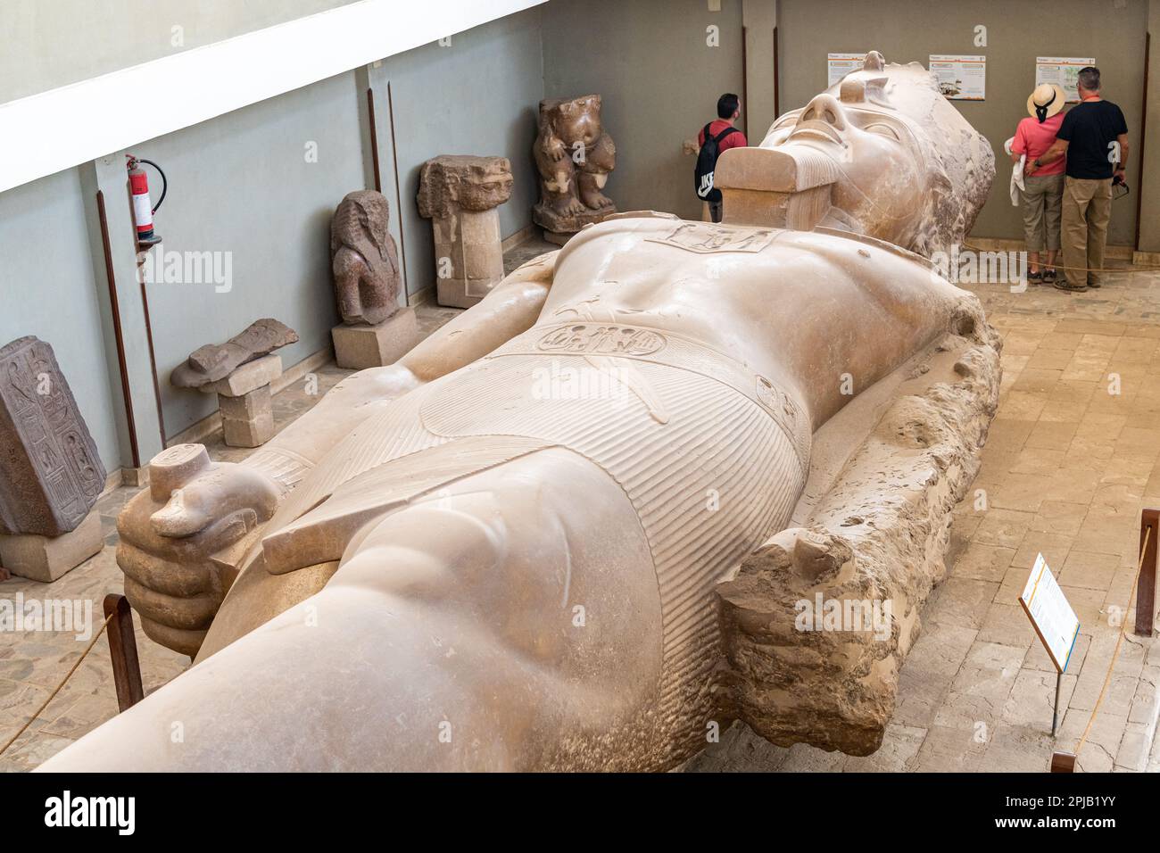 Die Kalksteinstatue des Pharaos Ramesses dem Großen im Memphis Museum in Ägypten Stockfoto