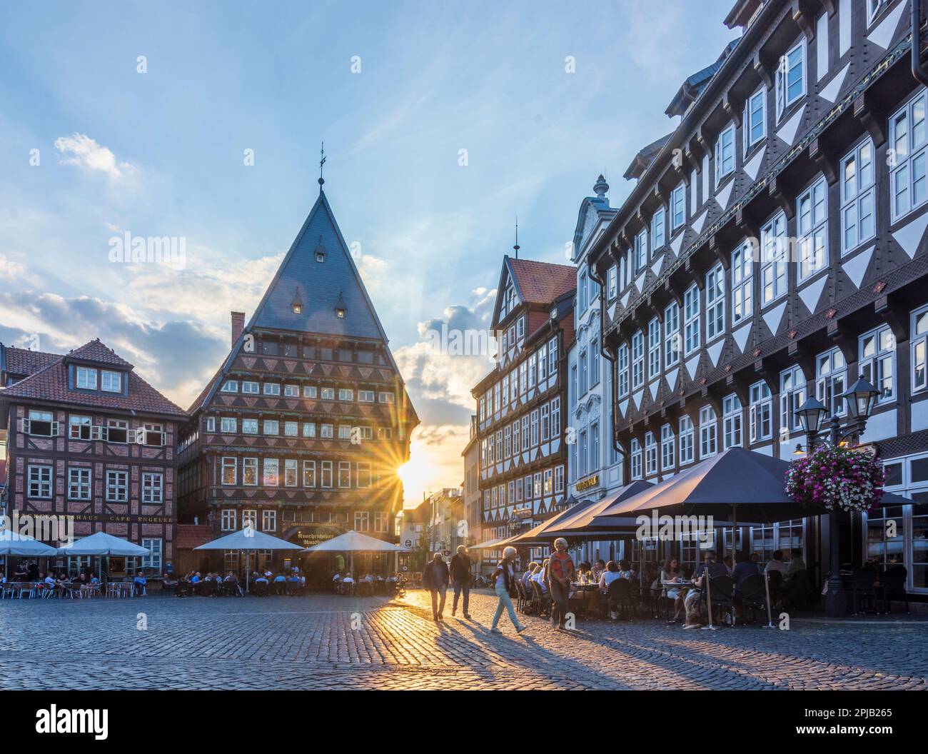 Hildesheim: Marktplatz, Bäckeramtshaus, Knochenhaueramtshaus, Restaurant Gildehaus (rechts), Freiluft-Res Stockfoto