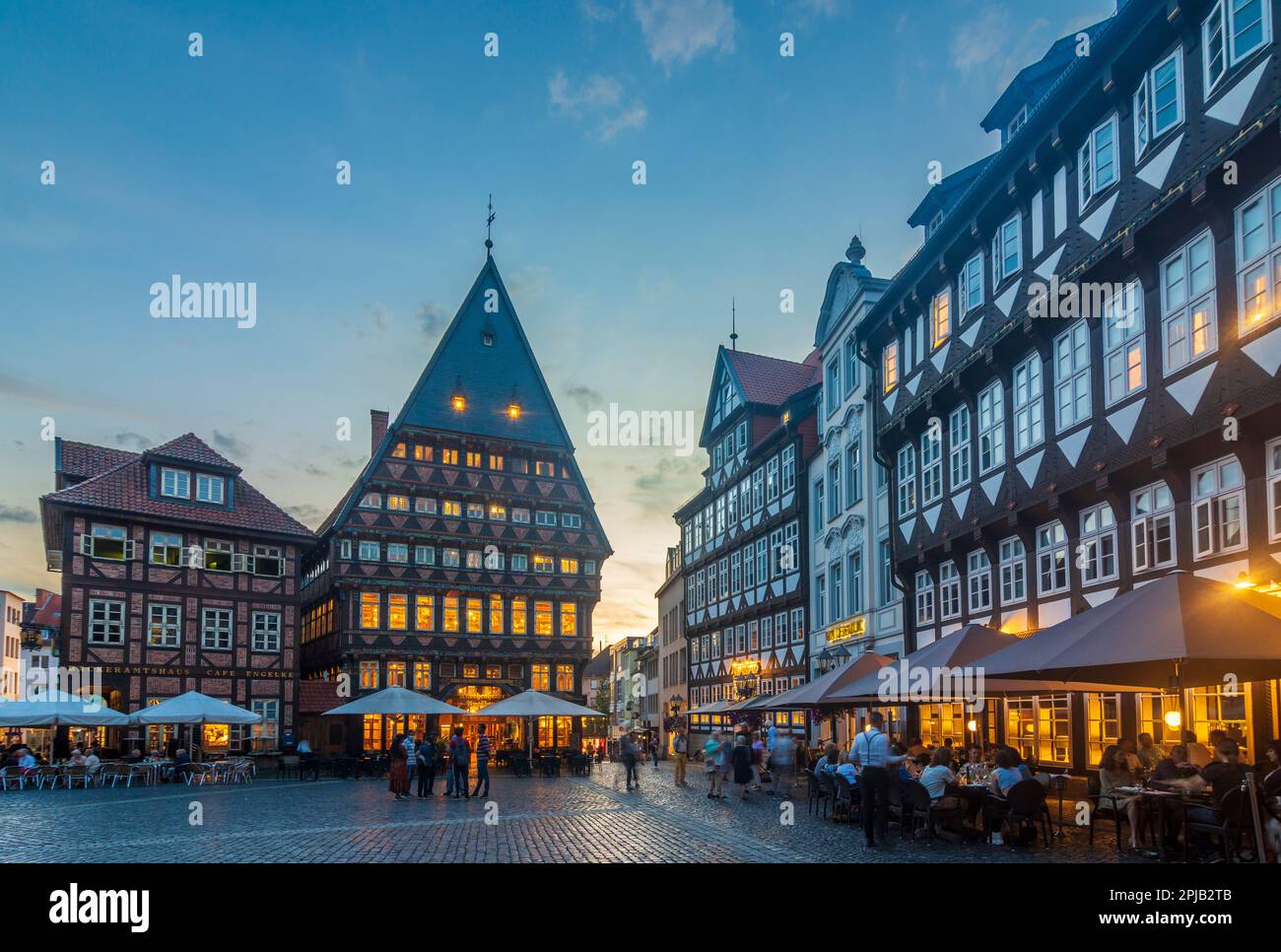 Hildesheim: Marktplatz, Bäckeramtshaus, Knochenhaueramtshaus, Restaurant Gildehaus (rechts), Freiluft-Res Stockfoto