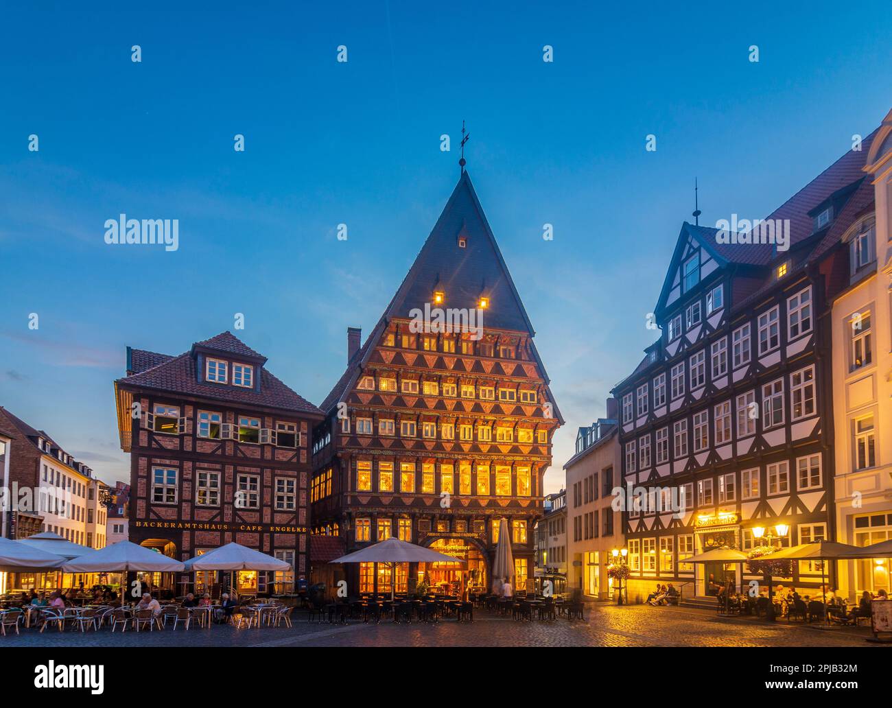 Hildesheim: Marktplatz, Bäckeramtshaus, Knochenhaueramtshaus, Freiluftrestaurant, Fachwerkhäuser, Stockfoto